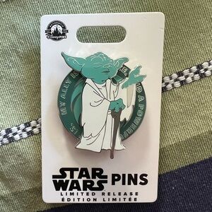 NWT Disney Star Wars Pin